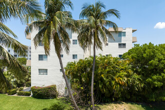 The Isles Condominiums south in Sunny Isles Beach, FL - Building Photo - Building Photo