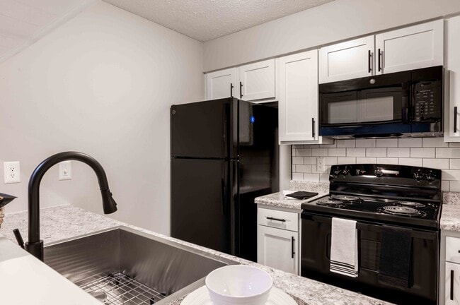 M Club Apartments in Indianapolis, IN - Foto de edificio - Building Photo