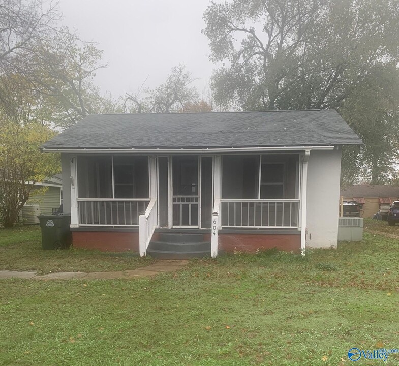 604 Irvin St in Athens, AL - Building Photo