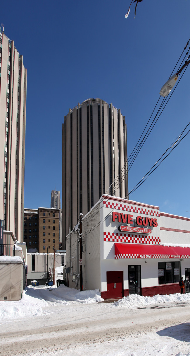 Litchfield Towers - Tower B in Pittsburgh, PA - Foto de edificio - Building Photo