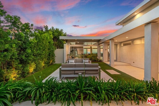 2189 Summitridge Dr, Unit 823 in Beverly Hills, CA - Foto de edificio - Building Photo