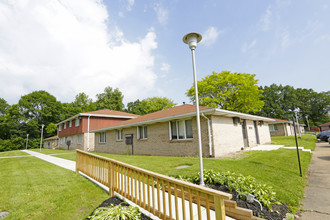 Tree Top Manor in Moon Township, PA - Foto de edificio - Building Photo