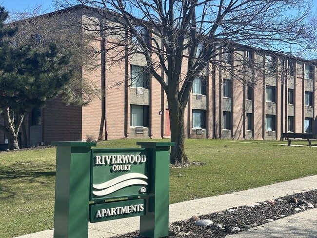 Riverwood Court Apartments in Milwaukee, WI - Building Photo - Building Photo