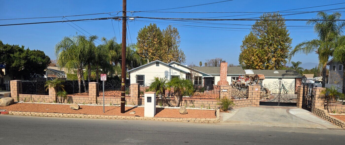 15961 Chase St in North Hills, CA - Building Photo