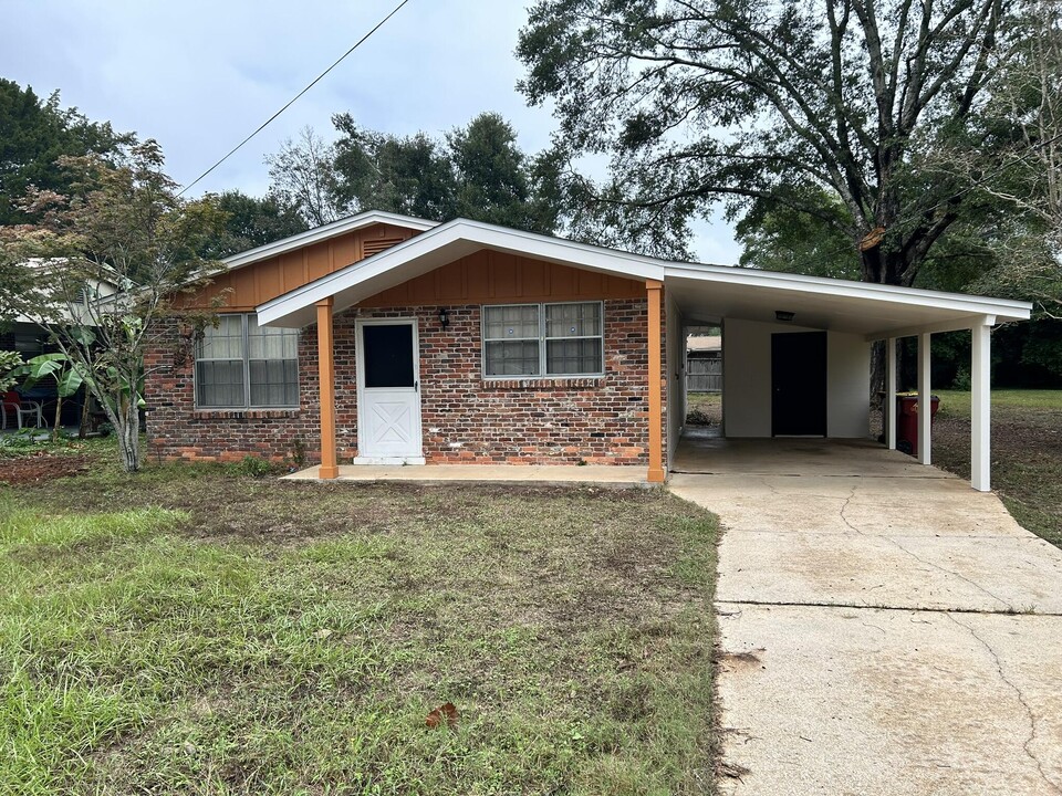 1620 E 1st Ave in Crestview, FL - Building Photo