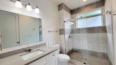 1711 Sycamore St in Commerce, TX - Foto de edificio - Building Photo