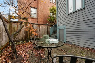 1208 E Thomas St in Seattle, WA - Building Photo - Building Photo