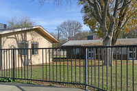 Cazares Terrace in Huron, CA - Foto de edificio - Building Photo