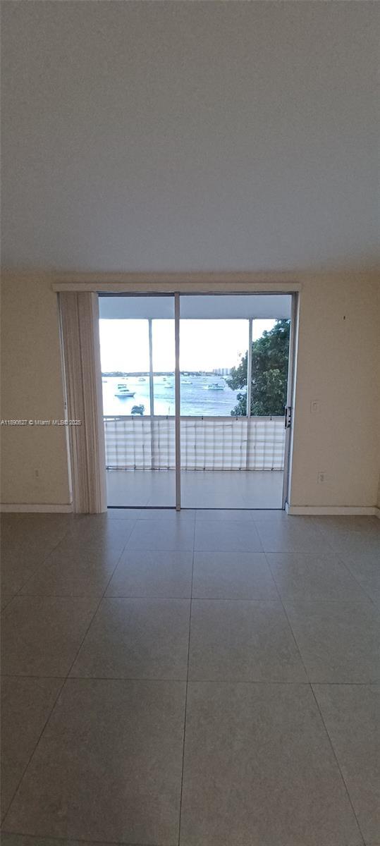 2910 Point E Dr in Aventura, FL - Building Photo - Building Photo