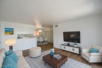 6401 Riverton Ave in Los Angeles, CA - Foto de edificio - Building Photo