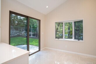 17 Vista Dr in Great Neck, NY - Building Photo - Building Photo