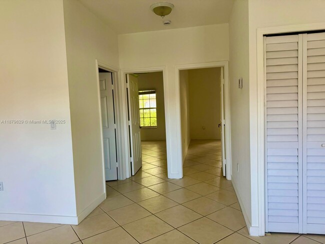 3019 SW 23rd St, Unit 3019 in Miami, FL - Foto de edificio - Building Photo