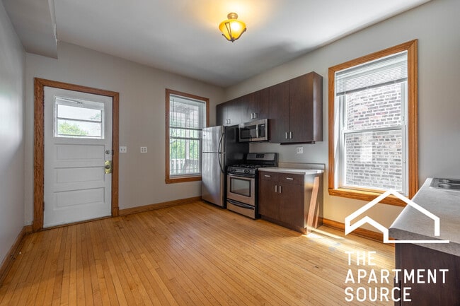 3110 W Fullerton Ave, Unit 2 in Chicago, IL - Building Photo - Building Photo
