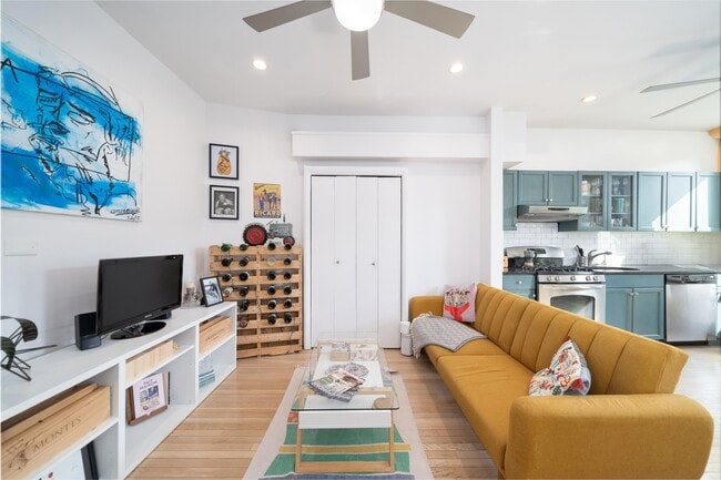 201 Pavonia Ave in Jersey City, NJ - Building Photo - Building Photo