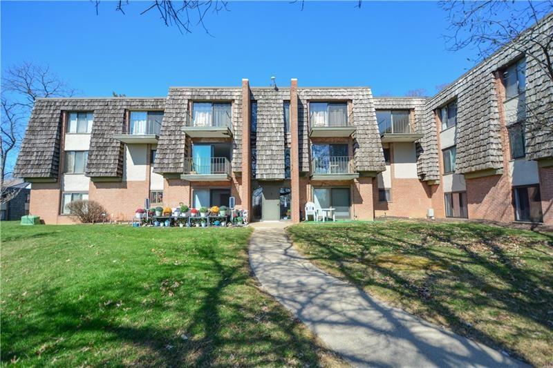 312 Forest Green Dr in Carnot-Moon, PA - Building Photo