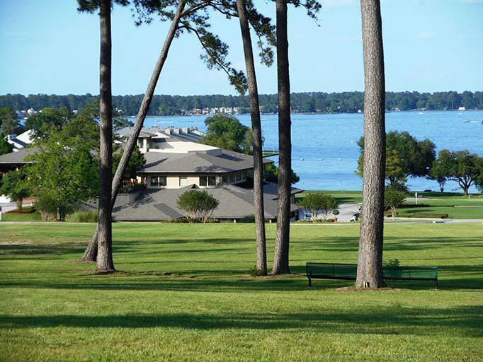 1406 W April Villa, Unit Studio in Montgomery, TX - Foto de edificio