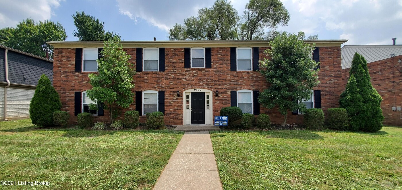 9302 Aylesbury Dr in Louisville, KY - Building Photo