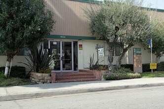 Trinidad Apartments in Hawthorne, CA - Foto de edificio - Building Photo