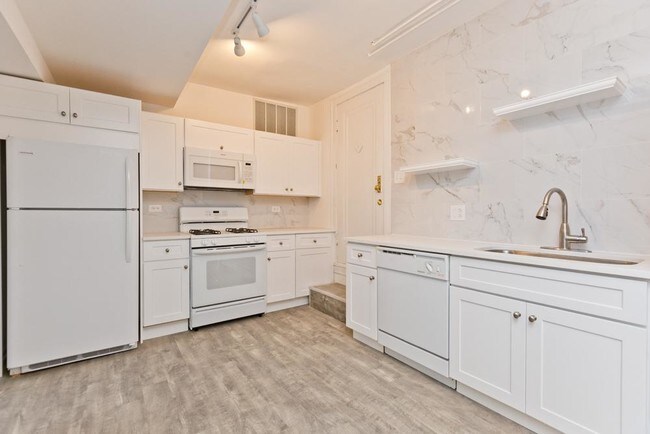 2724 W Logan Blvd in Chicago, IL - Building Photo - Building Photo