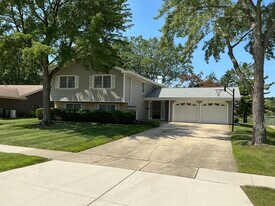 1930 N Lakeside Plaza in Hoffman Estates, IL - Building Photo
