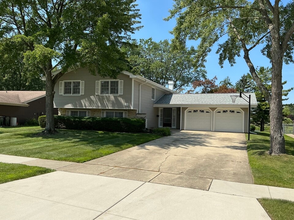 1930 N Lakeside Plaza in Hoffman Estates, IL - Building Photo