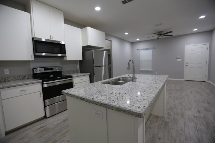 1402 W Heritage Dr in Pharr, TX - Building Photo