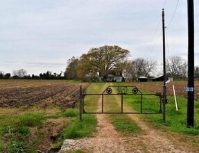 2223 Co Rd 107 in Wharton, TX - Building Photo - Building Photo