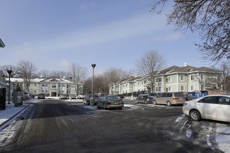 Cecil Newman Apartments in Minneapolis, MN - Foto de edificio - Building Photo