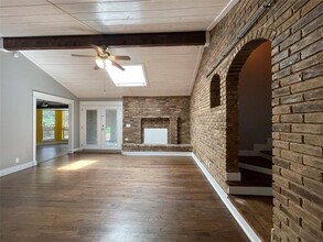 2100 Twin Elms Dr in Arlington, TX - Building Photo - Building Photo