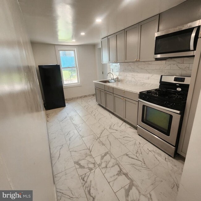property at 721 E 6th St