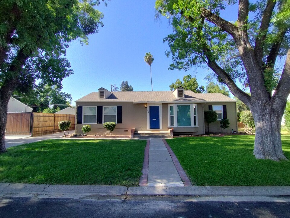 1412 Del Mar Ave in Modesto, CA - Building Photo