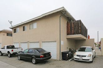 7260 Corsican Drive, Huntington Beach in Huntington Beach, CA - Foto de edificio - Building Photo