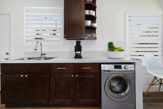 151 N Edgemont St, Unit 151 in Los Angeles, CA - Building Photo - Building Photo