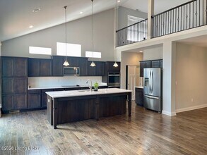 2105 Meadows Edge Ln in Louisville, KY - Building Photo - Building Photo