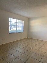 565 S Sparkman Ave in Orange City, FL - Building Photo - Building Photo