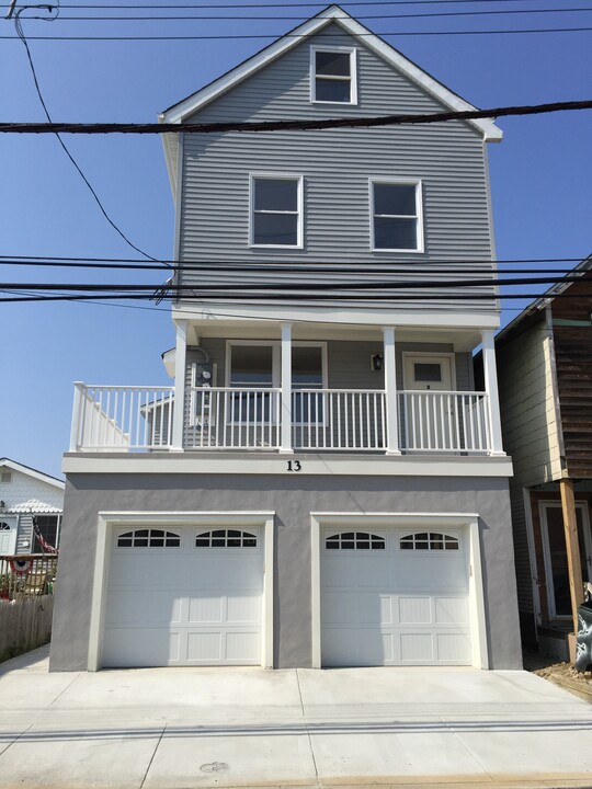 13 River St, Unit B in Sea Bright, NJ - Building Photo