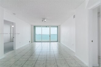 800 Claughton Island Dr in Miami, FL - Building Photo - Building Photo