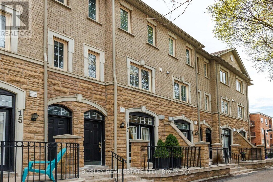 17 Krawchuk Ln in Toronto, ON - Building Photo