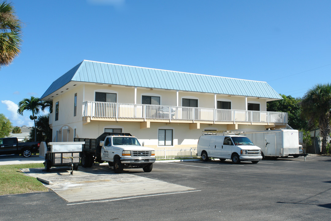 610 N Dixie Hwy in Lantana, FL - Building Photo