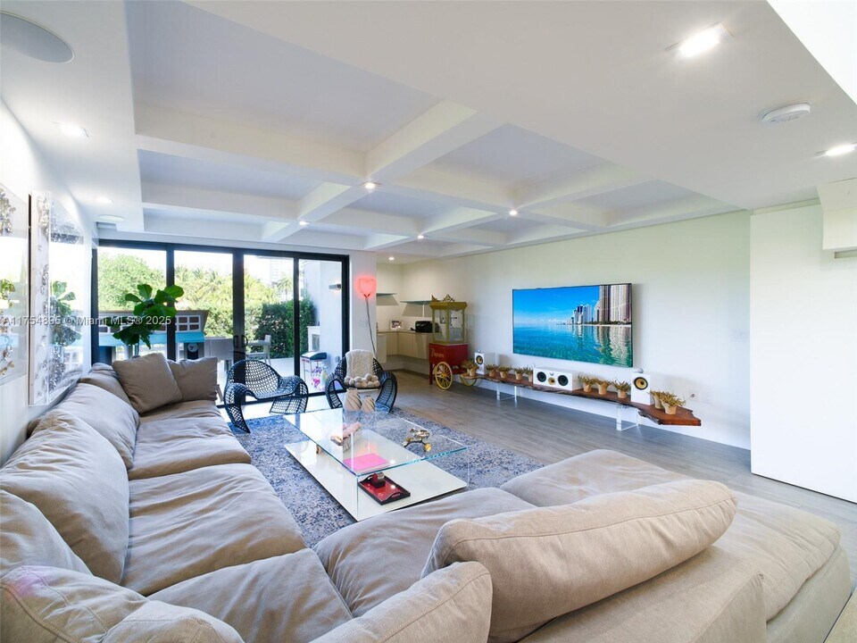 339 Poinciana Island Dr in Sunny Isles Beach, FL - Building Photo