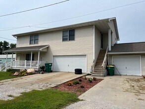 1201 Laurel St, Unit B in Dallas Center, IA - Building Photo - Building Photo