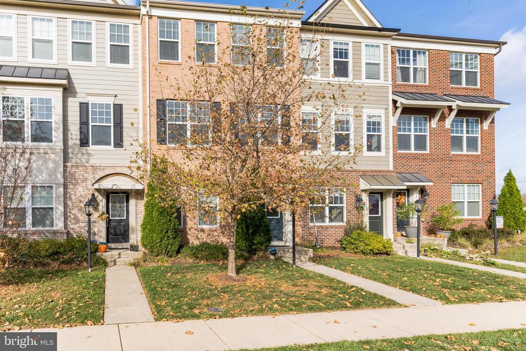 25621 Pleasant Valley Rd in Chantilly, VA - Building Photo