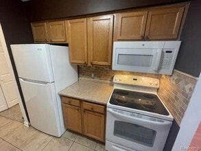 29870 W 12 Mile Rd in Farmington Hills, MI - Building Photo - Building Photo