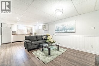 146 Welbourn Dr in Hamilton, ON - Building Photo - Building Photo