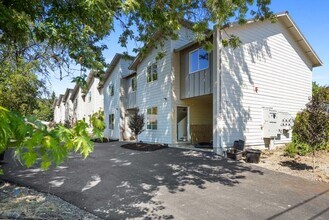 Sherman Townhomes in Sheridan, OR - Foto de edificio - Building Photo