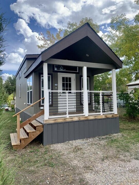 400 S 1st St in Lander, WY - Building Photo