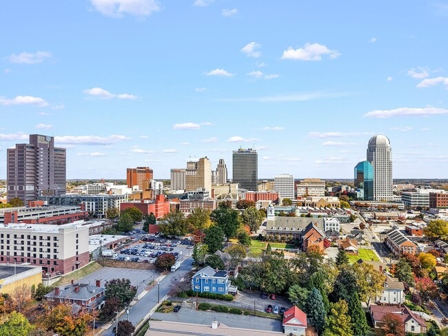 209 N Spring St in Winston-Salem, NC - Foto de edificio - Building Photo