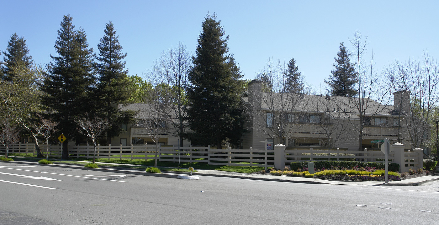 Cross Creek Apartments in Dublin, CA - Building Photo