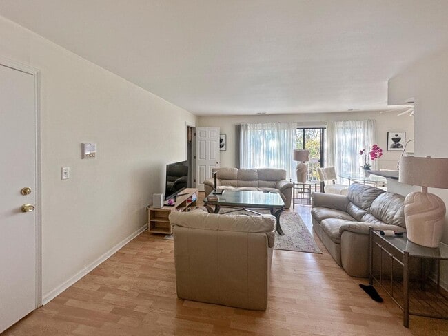209 W Ct of Shorewood in Vernon Hills, IL - Building Photo - Building Photo