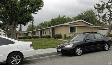 Pinehurst Villa in Upland, CA - Foto de edificio - Building Photo